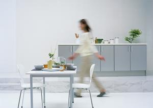 一枚板にこだわる魅力的な木のテーブル